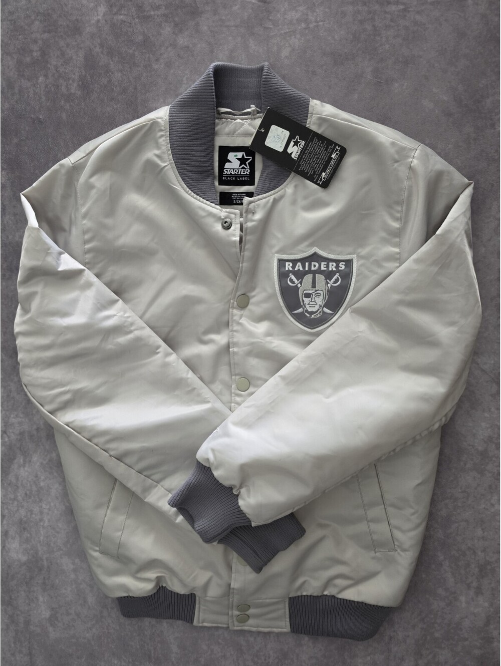 SKU0327 Starter Las Vegas Raiders Mens S Satin Bomber Jacket Silver Gray NFL NWT